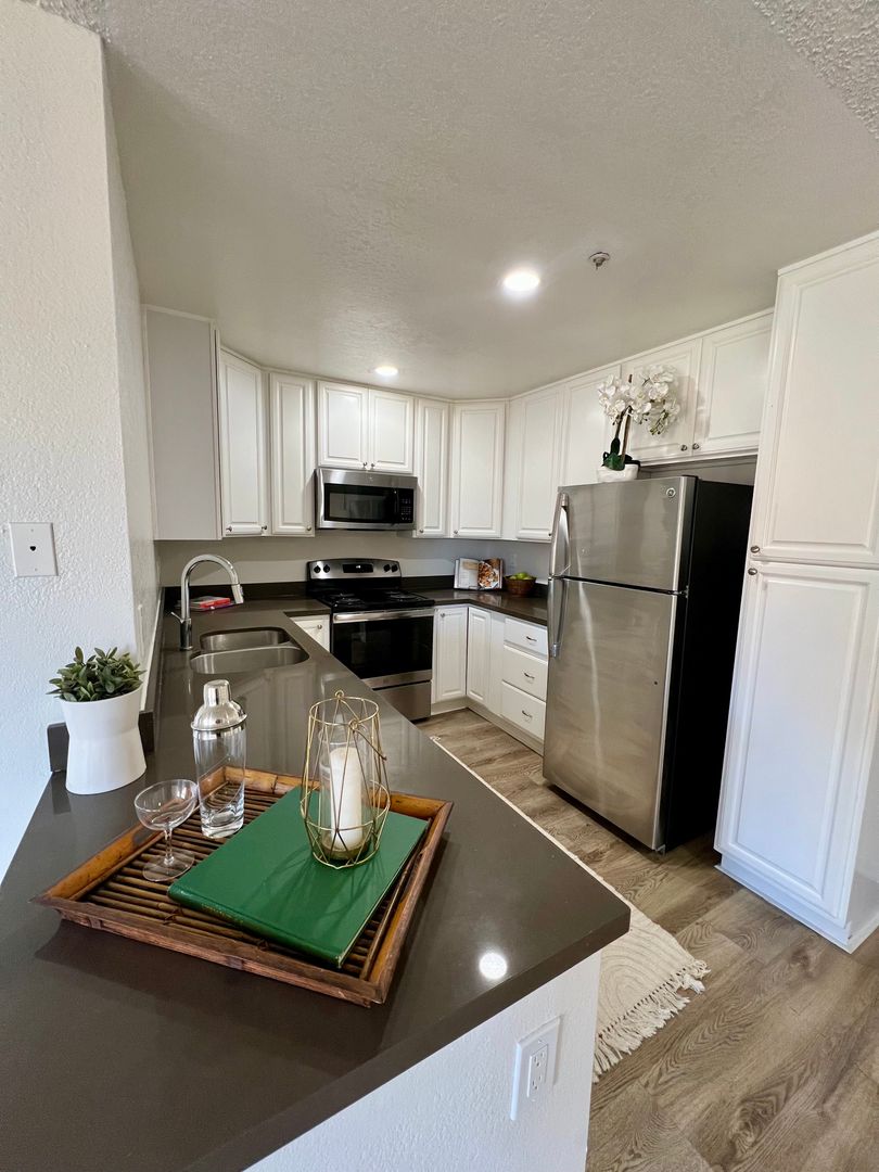 Vista Apartment: 920 Sycamore Ave