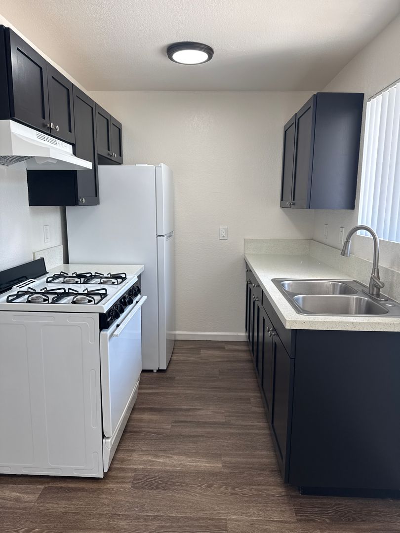 Imperial Beach Apartment: 1441 13th St