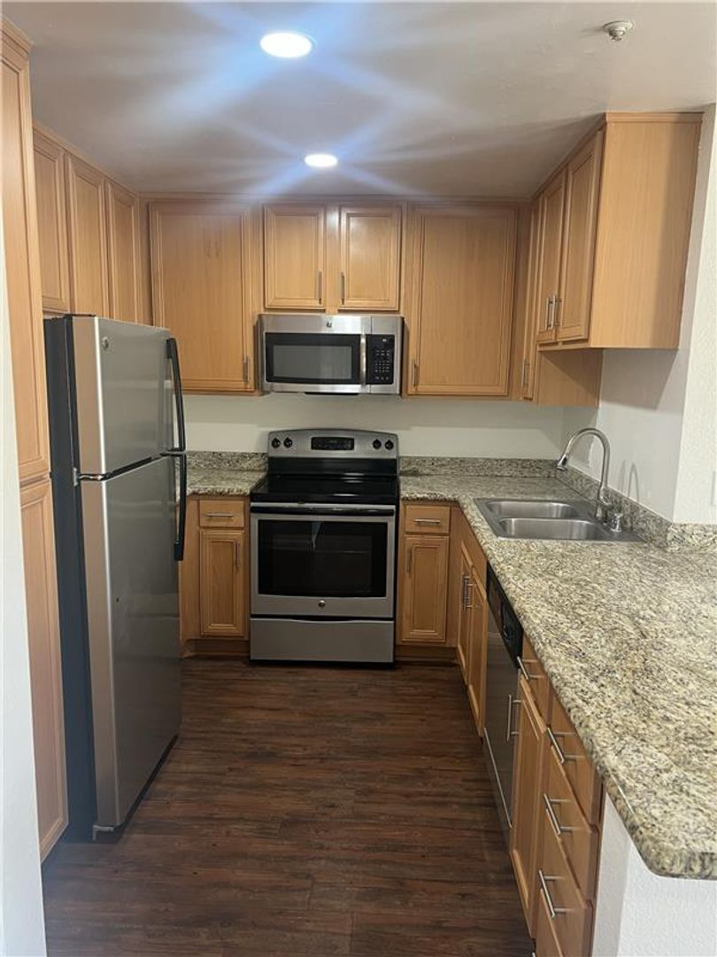 Vista Apartment: 920 Sycamore Ave