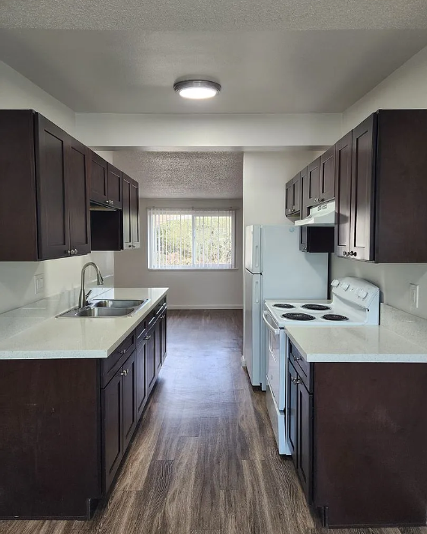Chula Vista Apartment: 564-588 J St