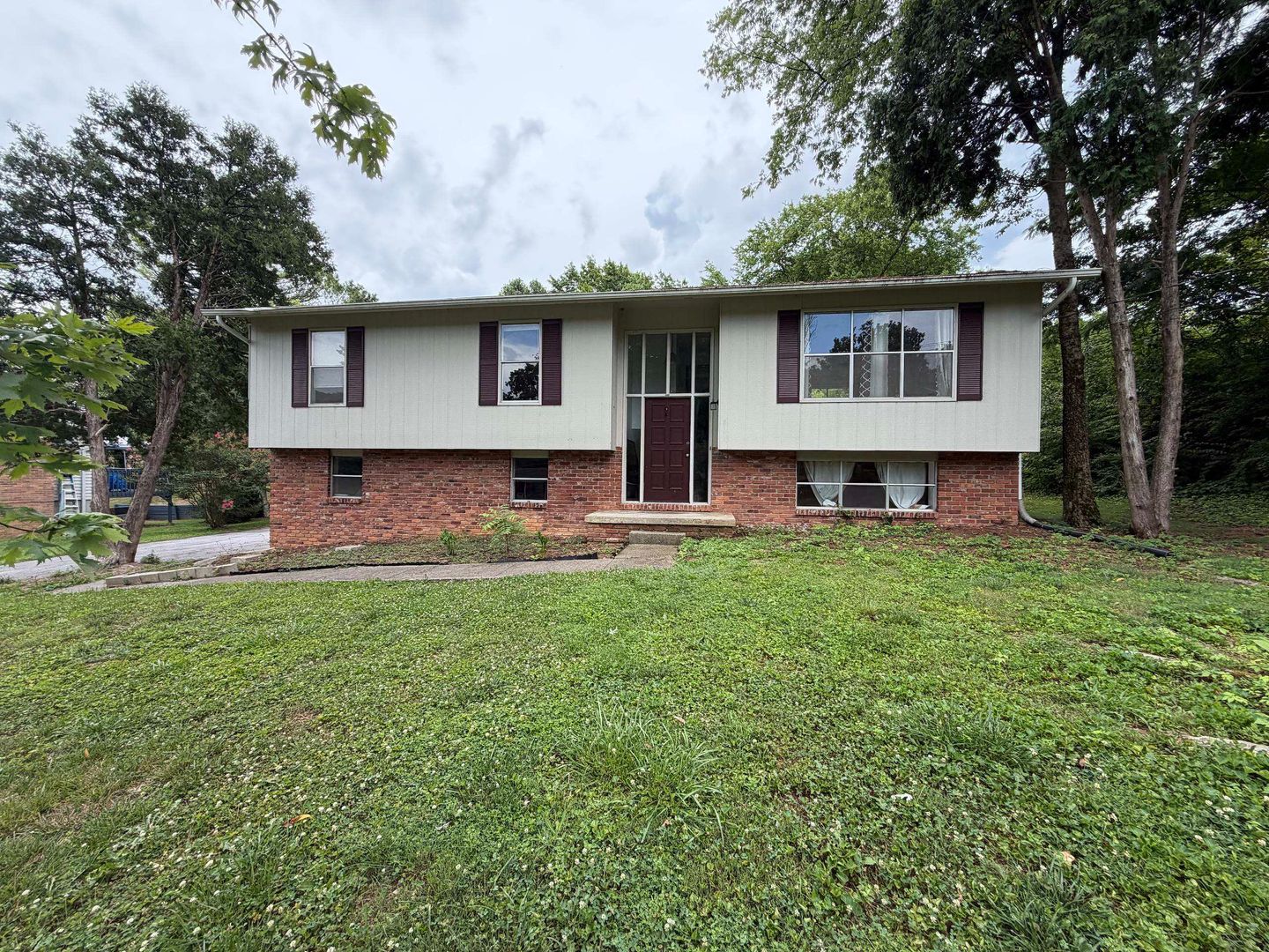 Knoxville House: 11518 Midhurst Drive