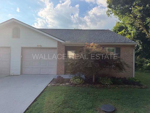 END UNIT 2 BEDROOM, 2 BATH CONDO IN POWELL IN BROCKTON PLACE!!