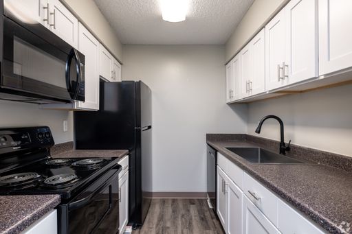 Spacious Two Bedroom Apartment Home Available in Prime Location! – photo 1