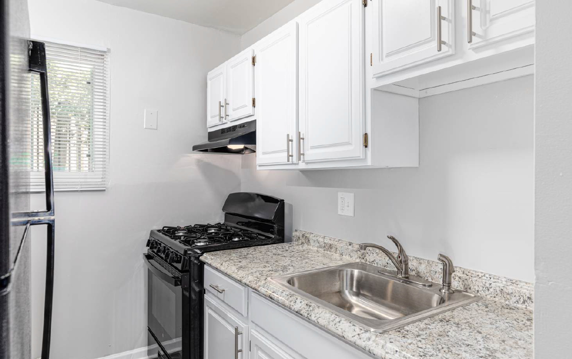Suitland Apartment: 3215 Swann Rd
