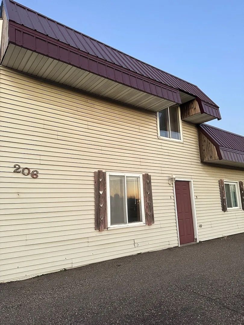 Spencer Apartment: 206 S Pacific St