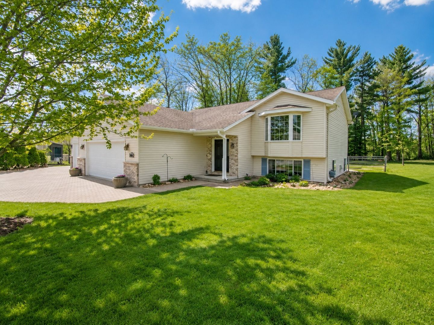 Rothschild House: 9408 Madelyn Ct