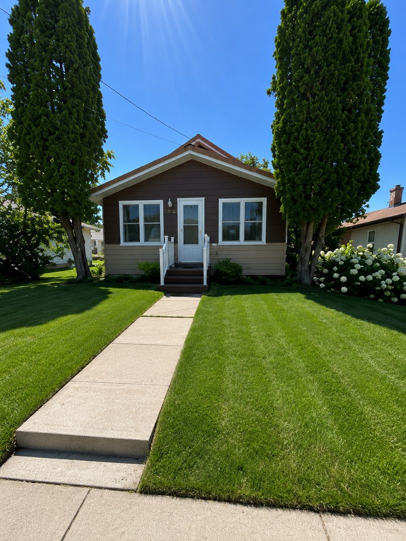 Marshfield House: 208 E 14th St