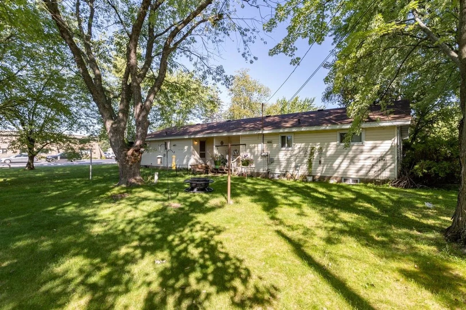 Weston Apartment: 1403/1405 Daley Avenue