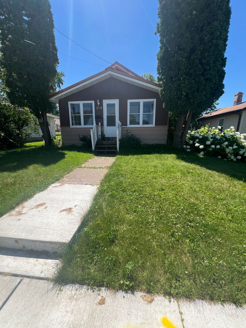 Marshfield House: 208 E 14th St