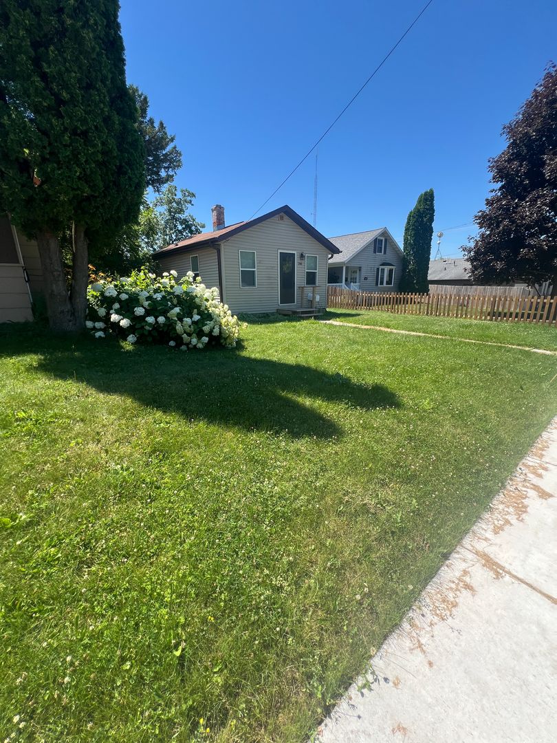 Marshfield House: 206 E 14th St