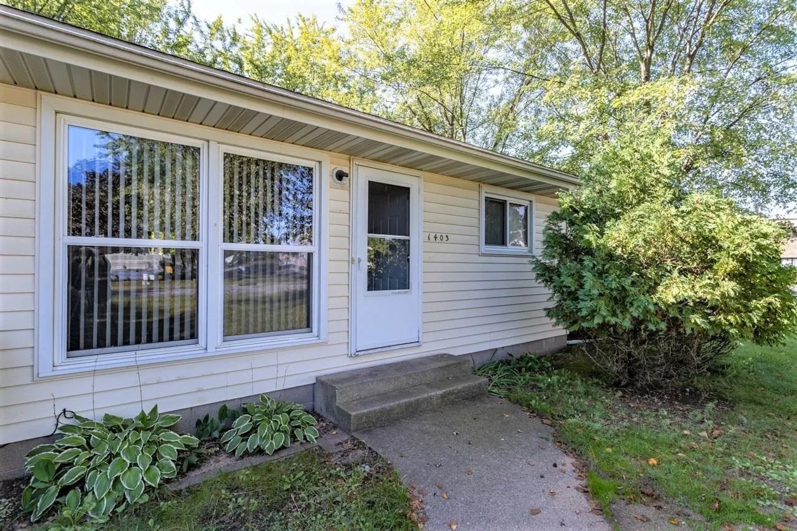 Weston Apartment: 1403/1405 Daley Avenue