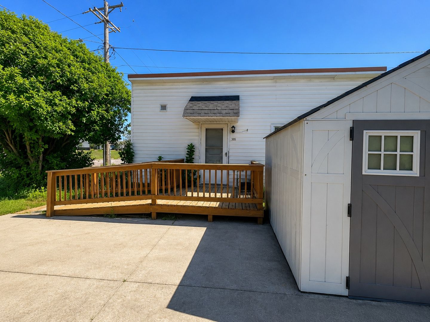 Spencer Apartment: 305 E Maple St