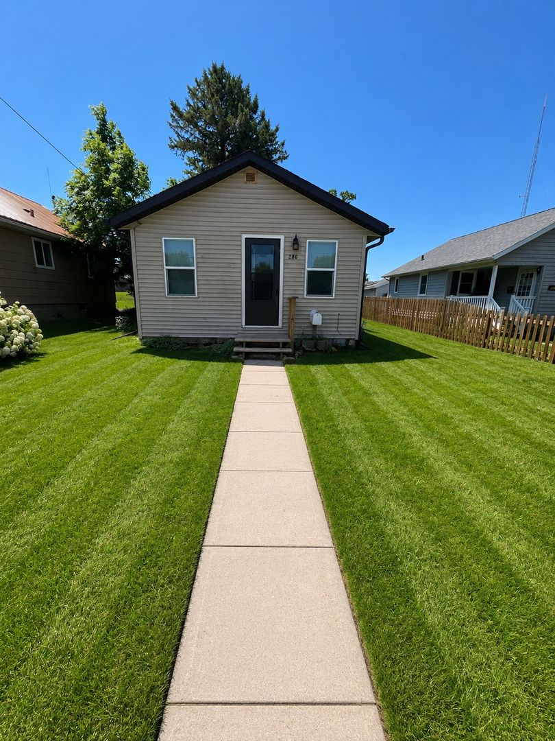Marshfield House: 206 E 14th St