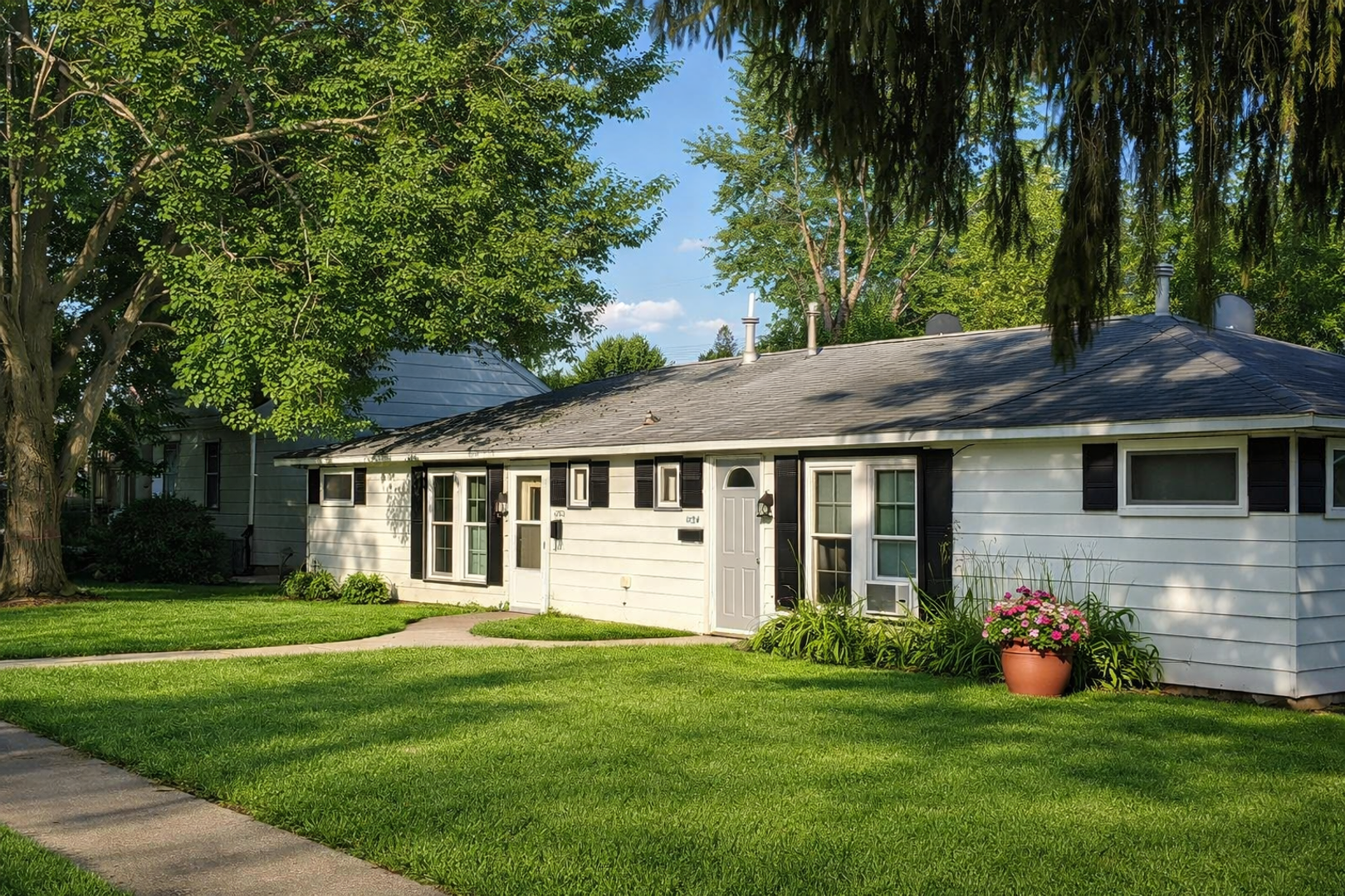 Rothschild Apartment: 1132/1134 Margie Street