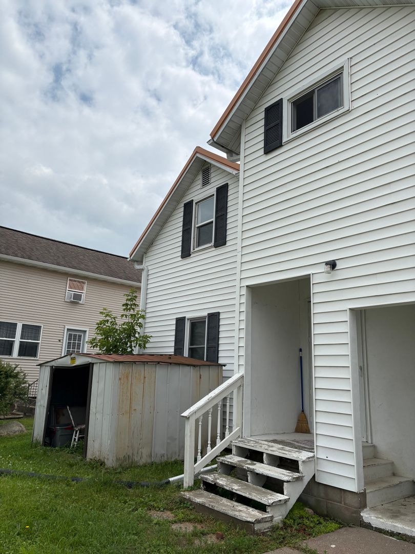 Tigerton Apartment: 332 Cedar Street