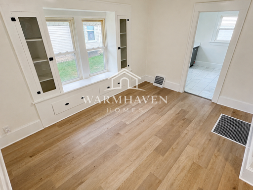 Listing photo thumbnail