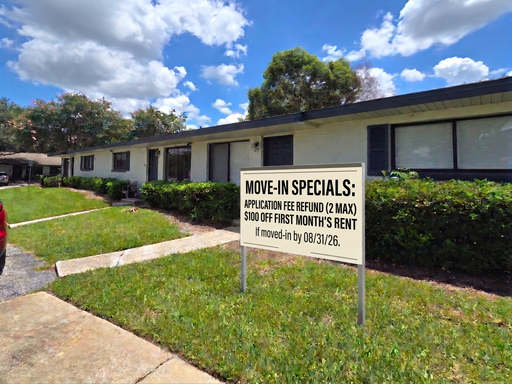 Minutes to AdventHealth Altamonte and In-Unit Washer & Dryer Included! – photo 1