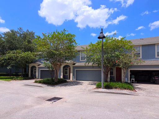 Spacious 3-Bedroom Townhome with 2-Car Garage! – photo 1