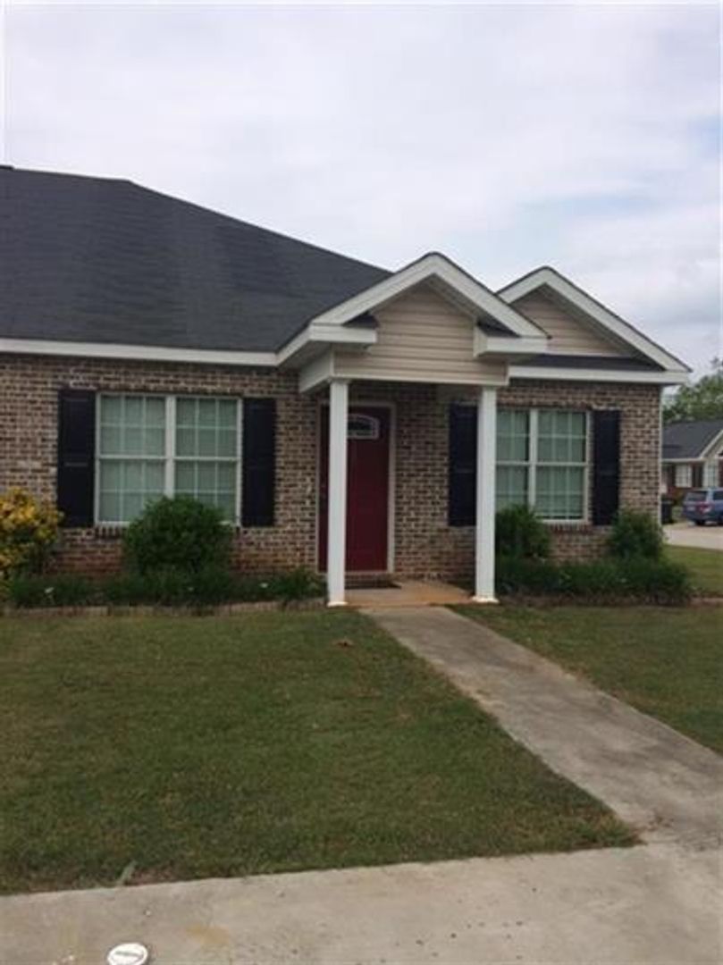 Centerville House: 200 Northpointe Drive