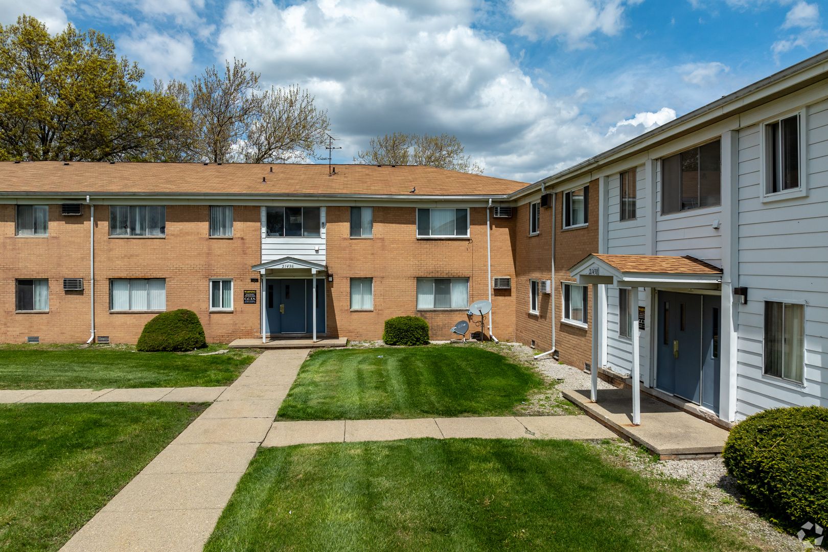 Warren Apartment: 21516 Dequindre