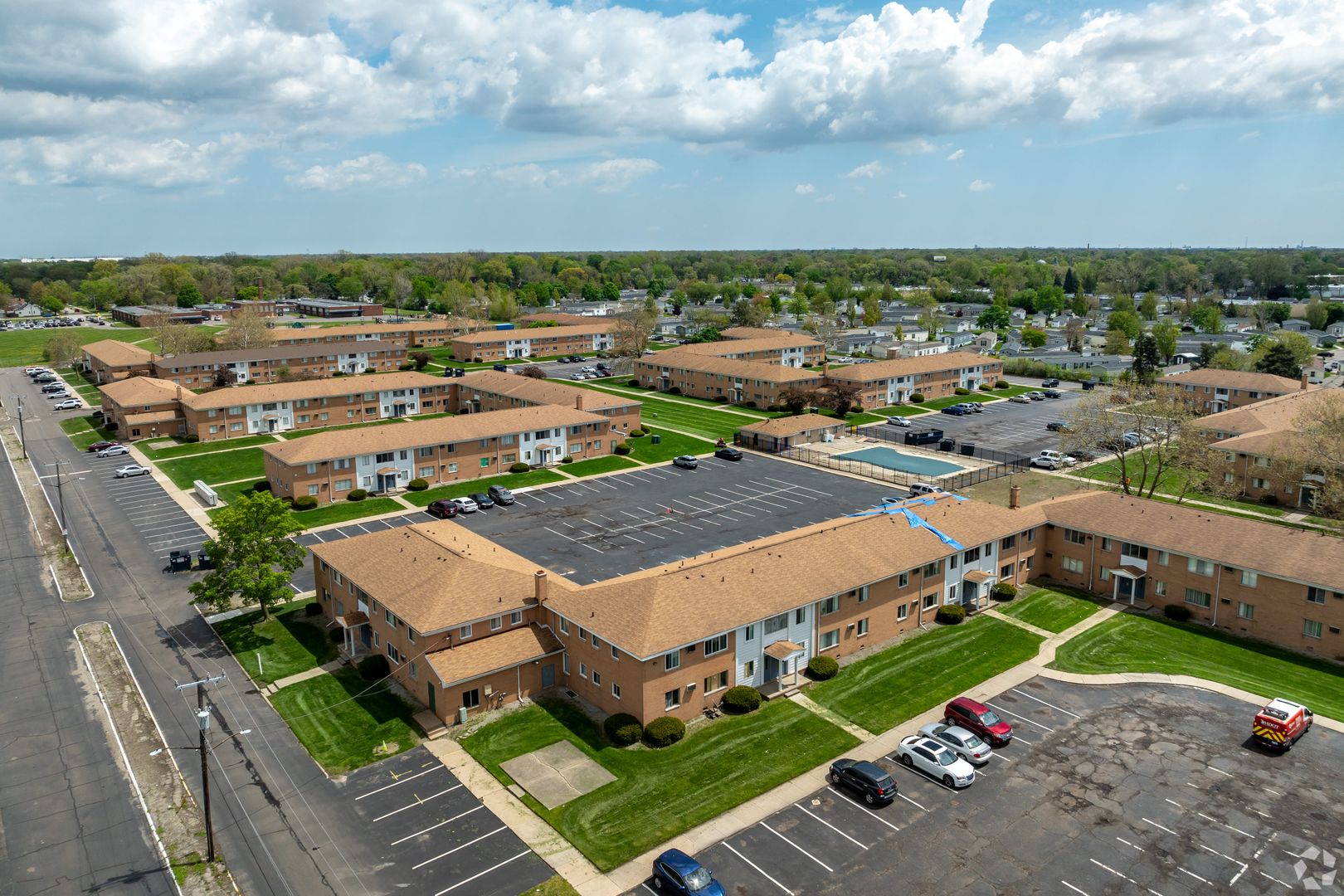 Warren Apartment: 21516 Dequindre