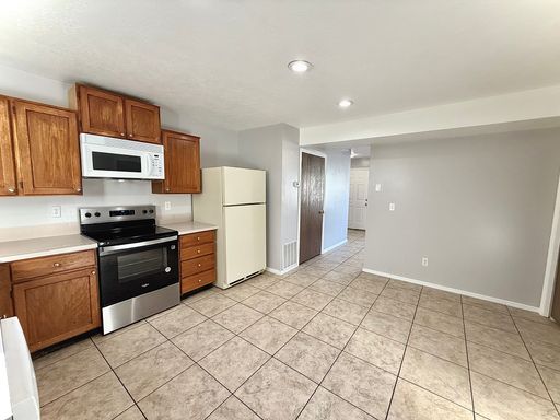 3 Bedroom Layton Townhome Available December 1 – photo 1