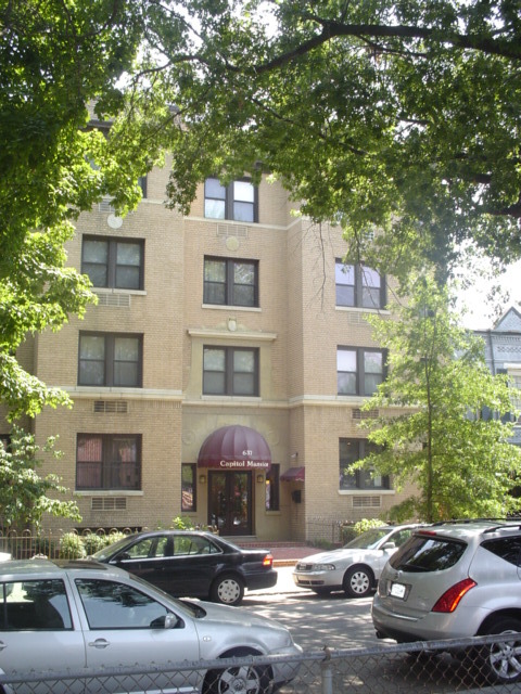 Washington Apartment: 637 3rd St. NE