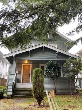 Room for rent, new flooring, large windows. Rents including all utilities/internet, only $980. – photo 1