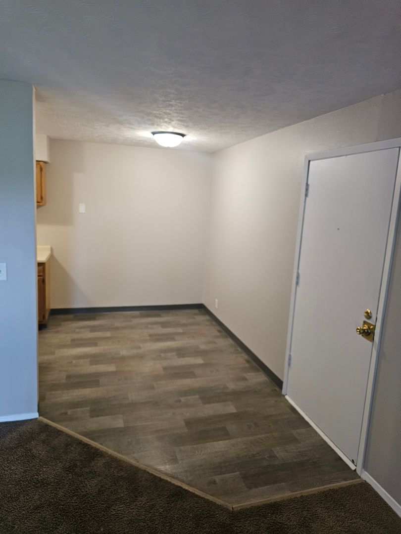 Bellevue Apartment: 910 Ginny Avenue