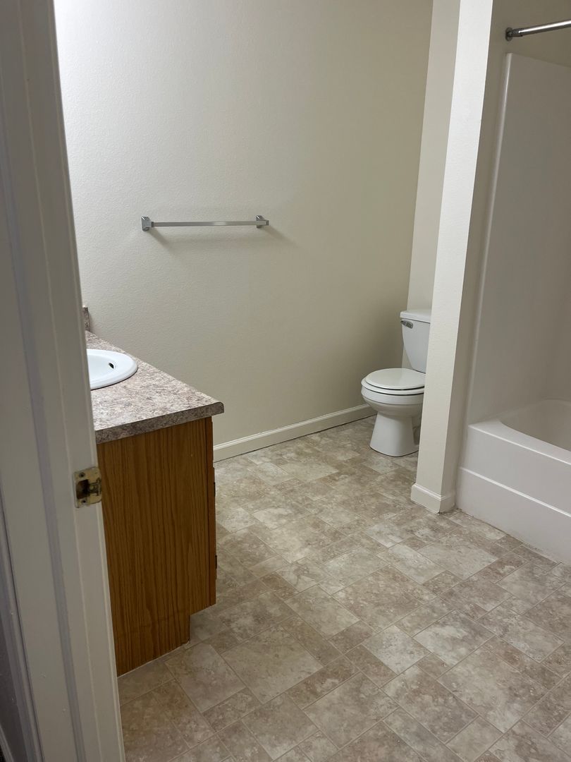 Lincoln Apartment: 3811 Baldwin Ave.