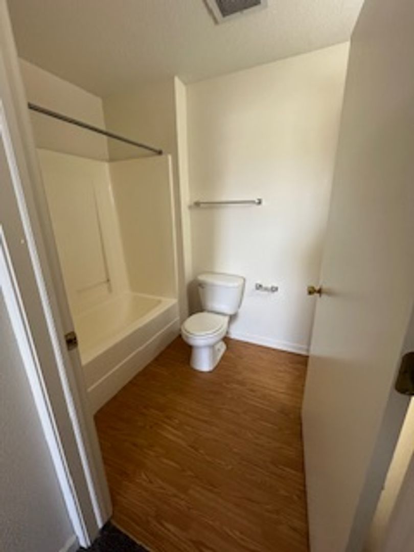 Lincoln Apartment: 3811 Baldwin Ave.