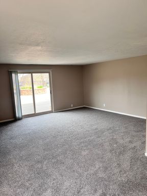 Huge 1 Bedroom Unit – photo 1