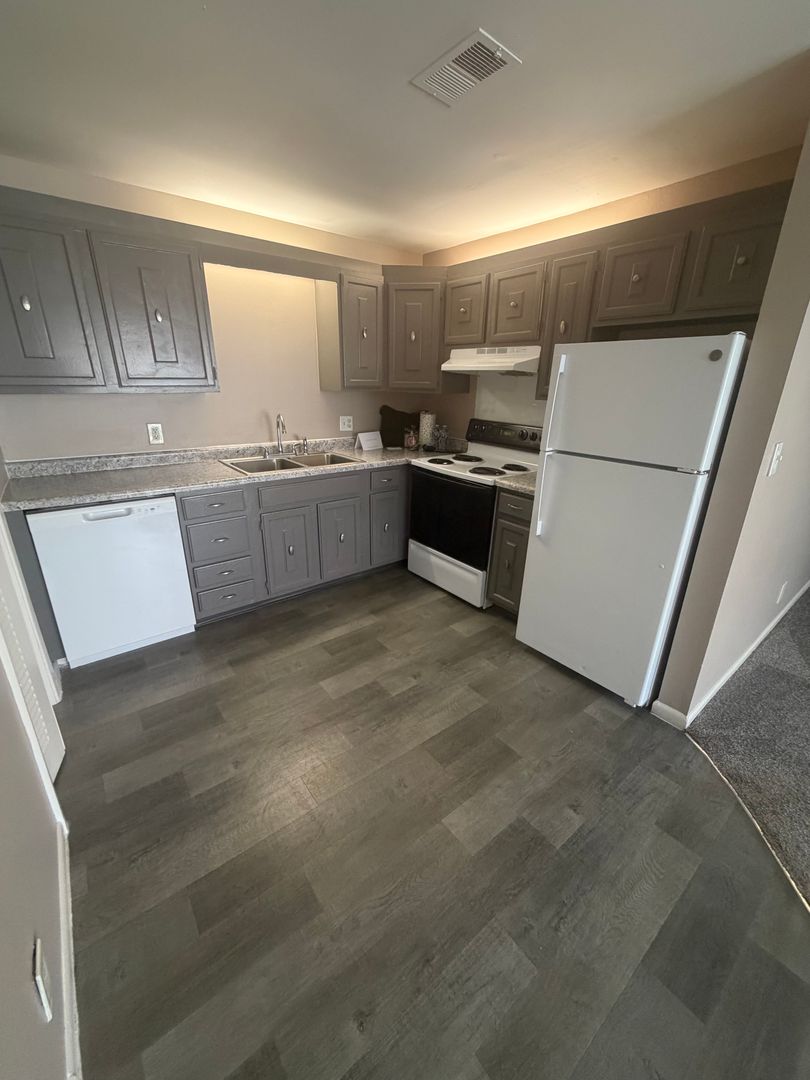 Omaha Apartment: 7525 Pierce Plaza