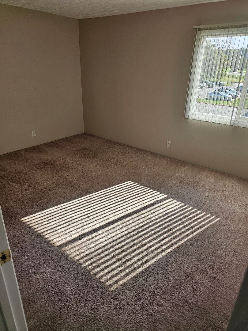 Bellevue Apartment: 910 Ginny Avenue