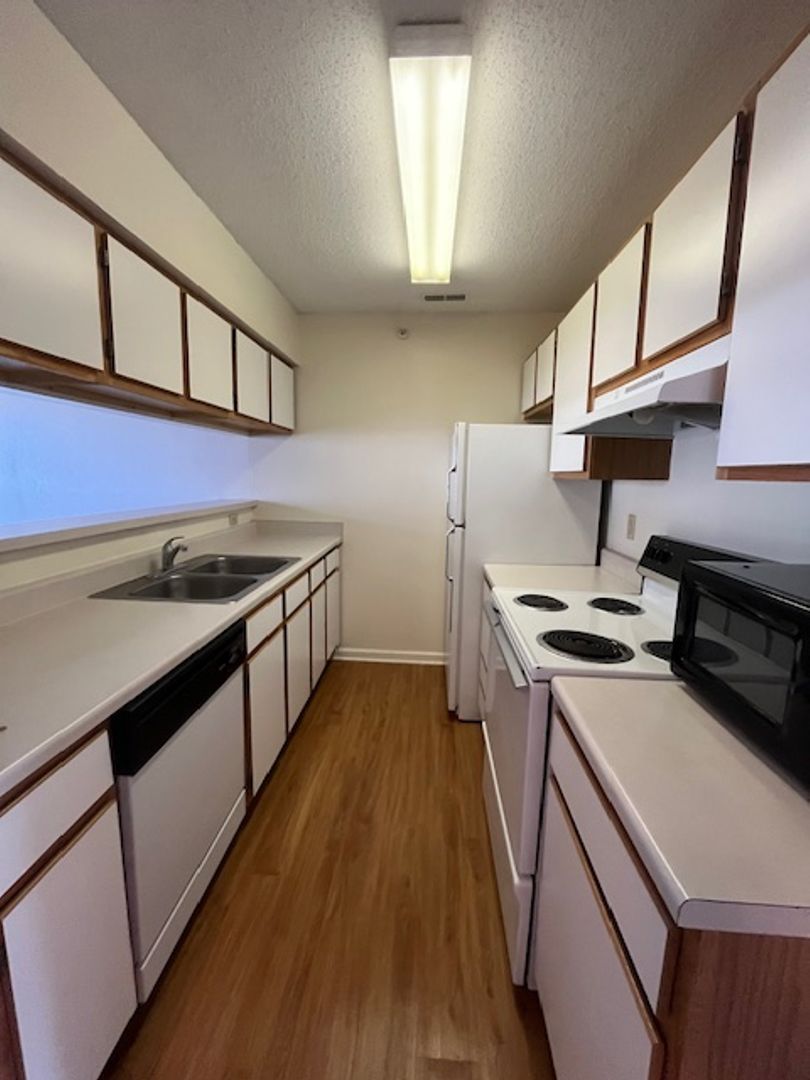 Lincoln Apartment: 3811 Baldwin Ave.
