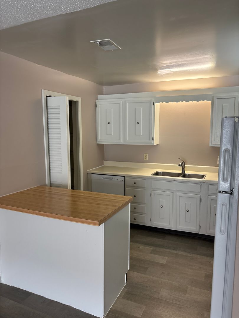 Omaha Apartment: 7525 Pierce Plaza