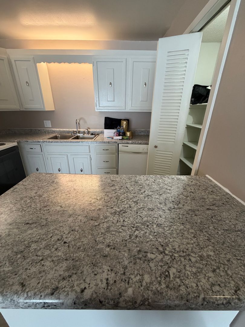 Omaha Apartment: 7525 Pierce Plaza