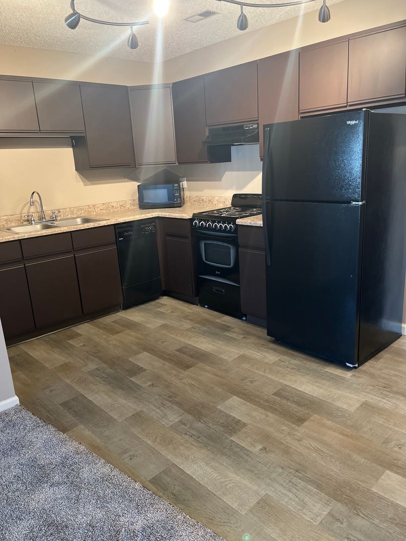 Lincoln Apartment: 120 College Park Circle