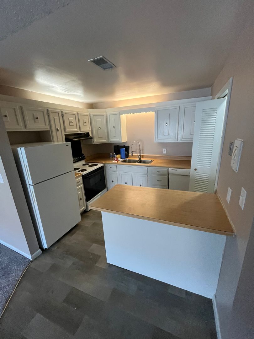 Omaha Apartment: 7525 Pierce Plaza