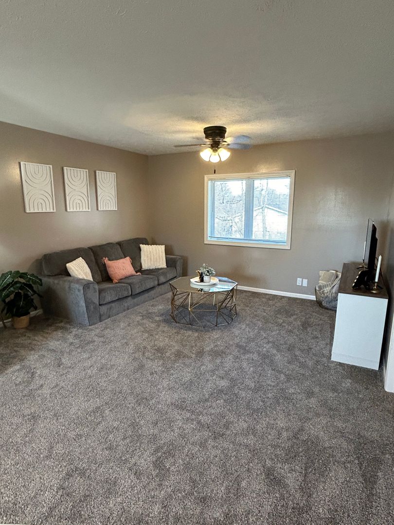 Lincoln Apartment: 120 College Park Circle