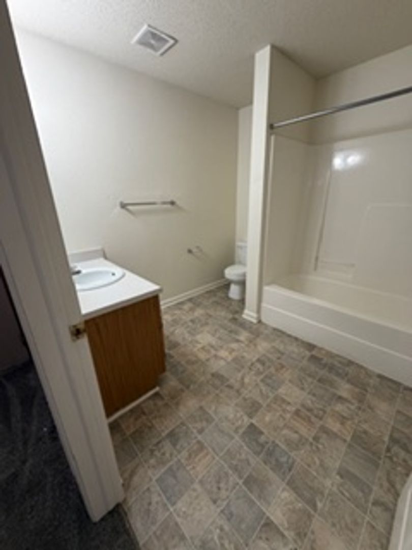 Lincoln Apartment: 3811 Baldwin Ave.