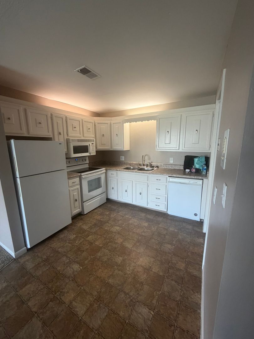 Omaha Apartment: 7525 Pierce Plaza