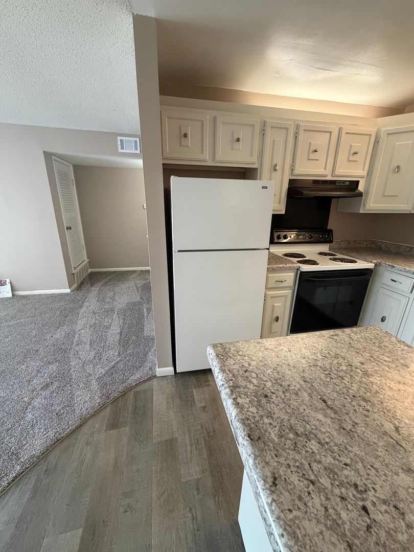 Omaha Apartment: 7525 Pierce Plaza