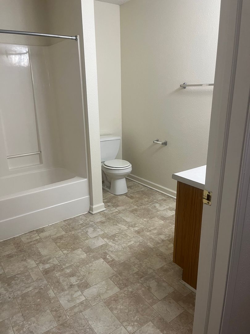 Lincoln Apartment: 3811 Baldwin Ave.
