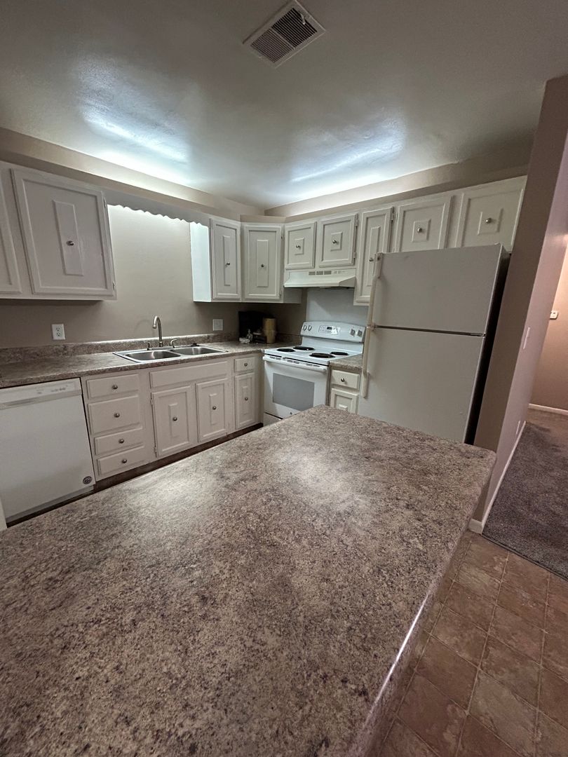 Omaha Apartment: 7525 Pierce Plaza