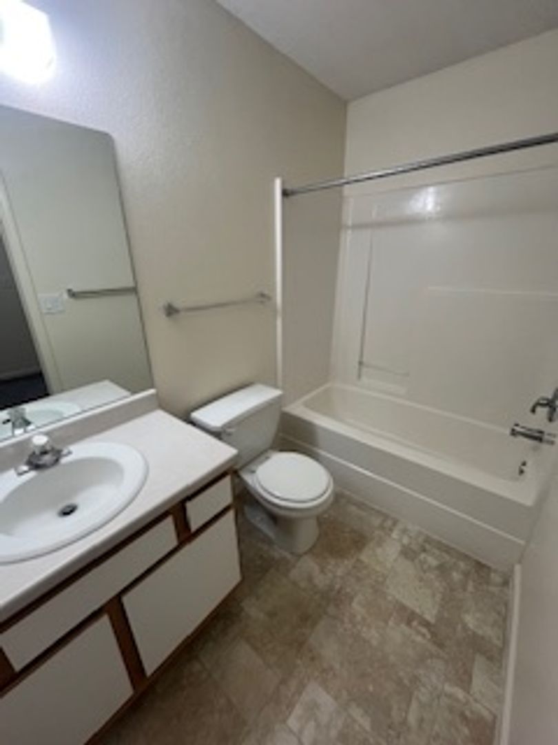 Lincoln Apartment: 3811 Baldwin Ave.