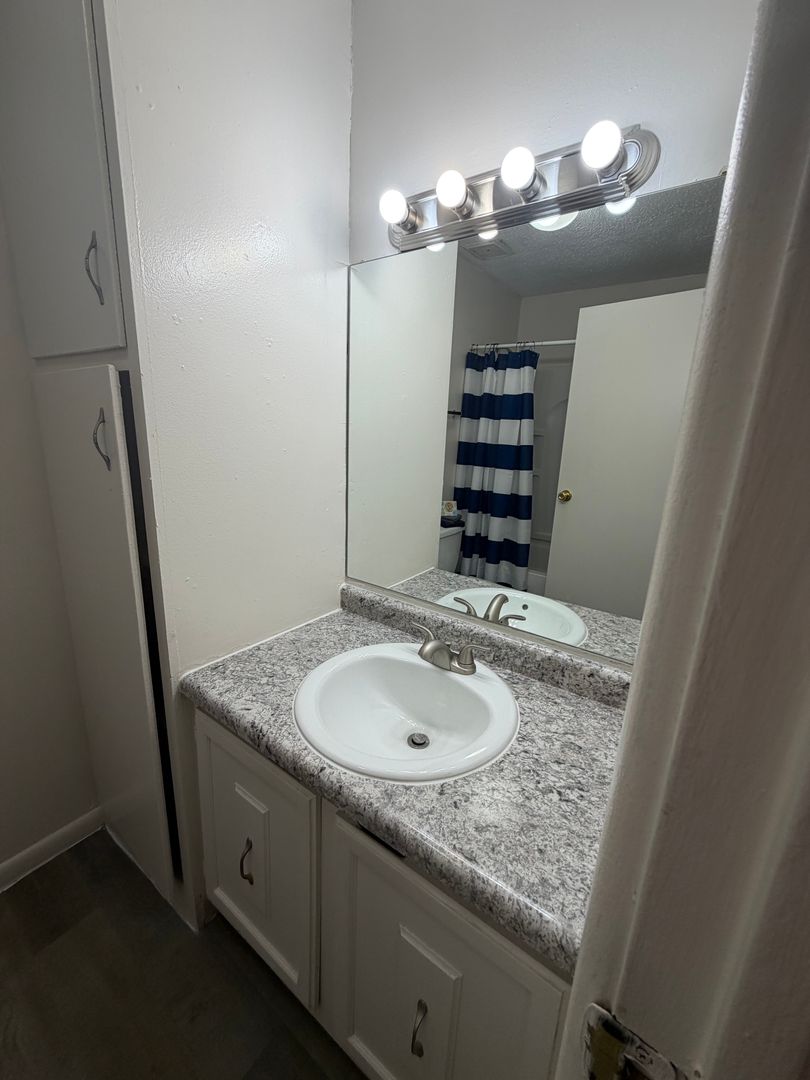 Omaha Apartment: 7525 Pierce Plaza
