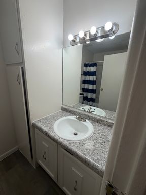 Big 1 Bedroom Apartment Home! – photo 1