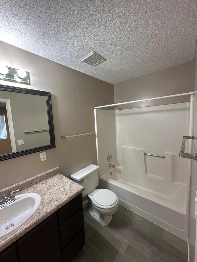 Lincoln Apartment: 120 College Park Circle