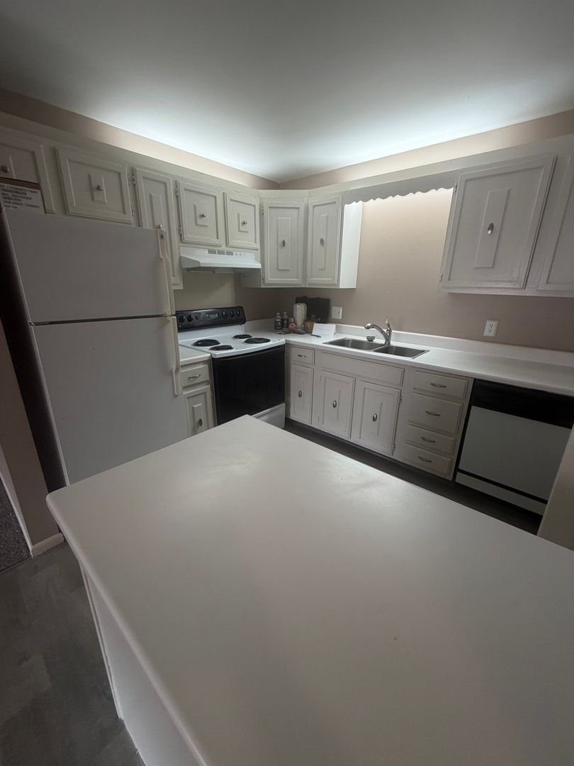 Omaha Apartment: 7525 Pierce Plaza